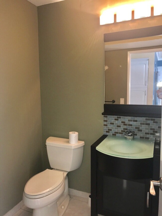 Building Photo - Beautiful and spacious multilevel townhouse in model home condition