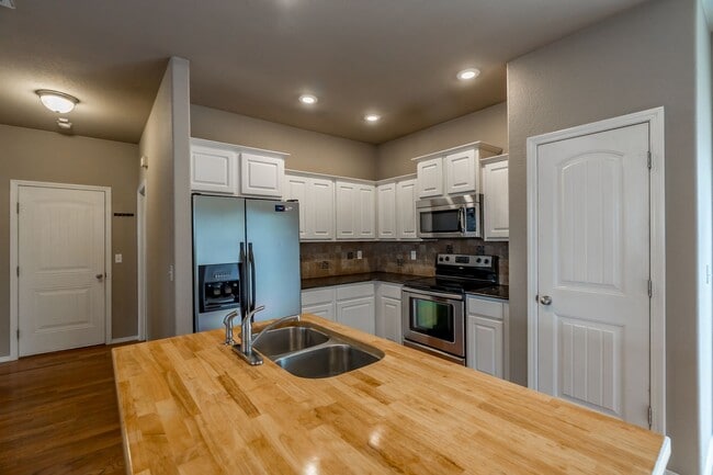 Building Photo - Spacious 3 Bedroom Home Close to UofA!