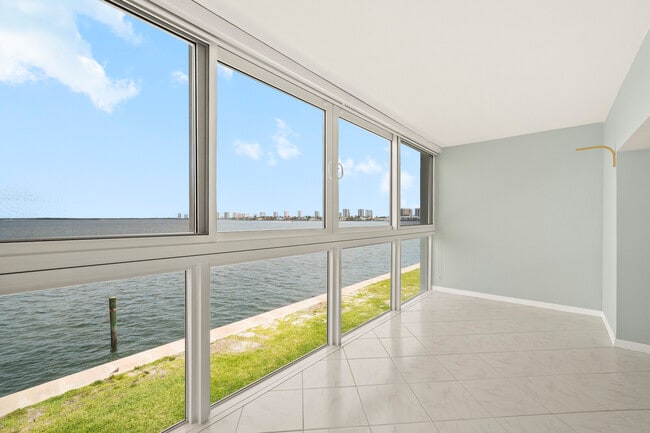 Building Photo - 400 Wilma Cir