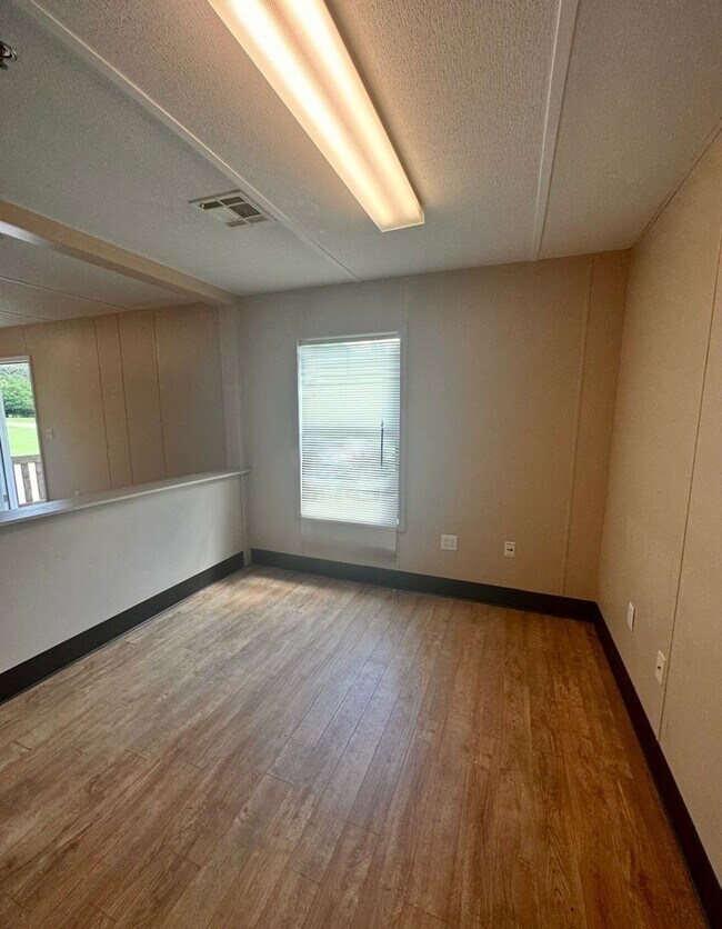 Building Photo - 3 Bed/2 Bath Home