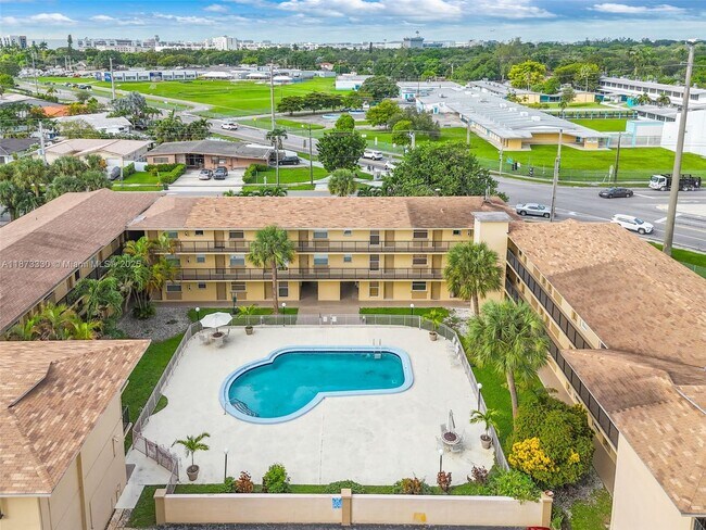Building Photo - 241 S Royal Poinciana Blvd
