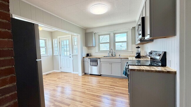 Building Photo - Spacious Updated 5BR Home with Flexible Living Options