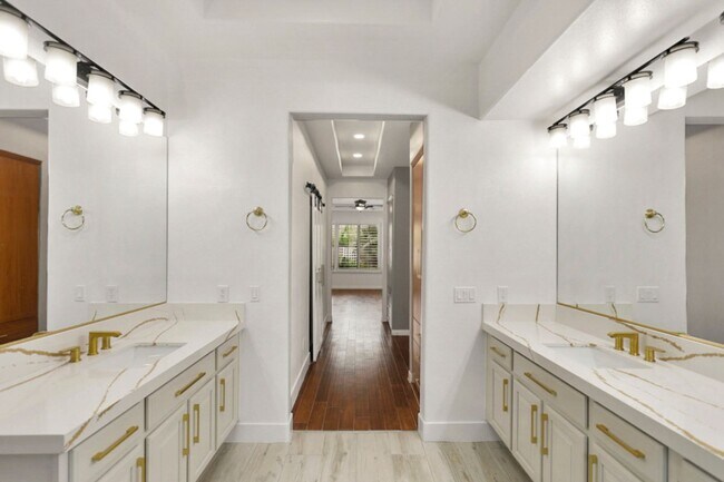 Building Photo - 5 Bedroom Pool Home Located In Summerlin G...