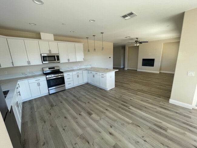 Building Photo - Paradise 2 bed 2 bath with 2 bonus rooms! Newer construction 1700+sqft