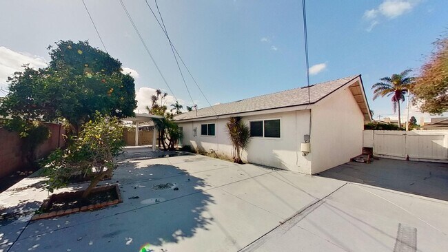 Building Photo - 16402 Birdie Ln