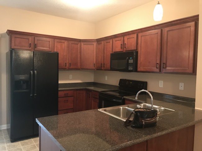 Beautiful kitchen with granite counter tops w - 131 Alexander Blvd