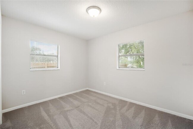 Building Photo - 9618 Pineridge Ave