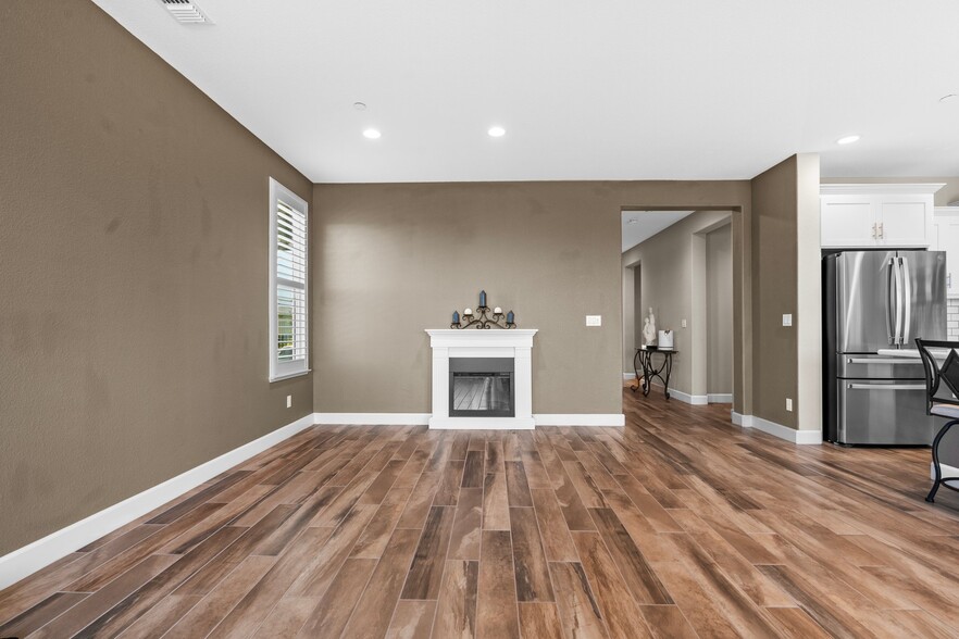Building Photo - 377 Silver Ridge Dr