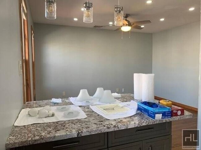 Building Photo - Spacious 3-Bedroom Apartment – Hardwood Fl...