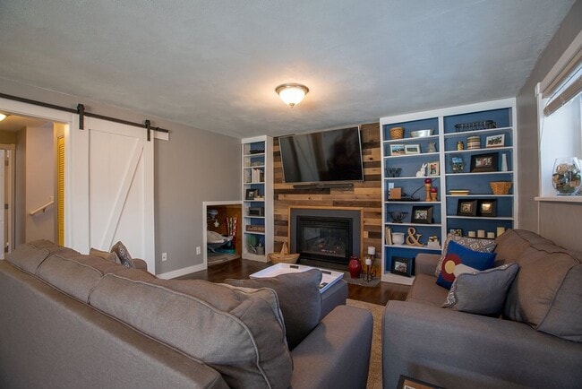 Building Photo - Charming 3-Bedroom Home on a Spacious Corn...