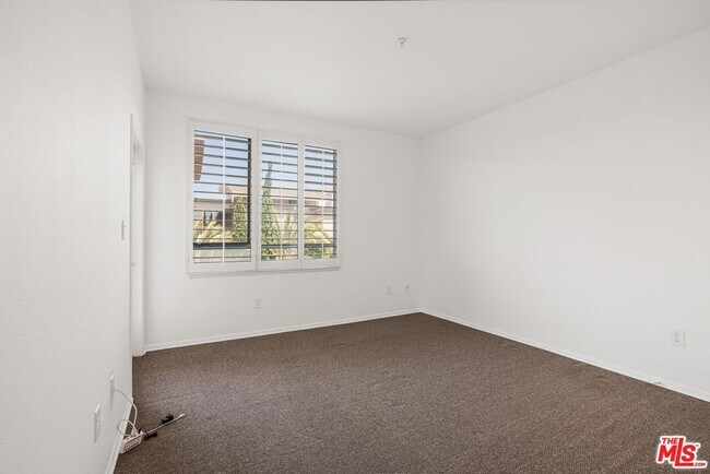 Building Photo - 6400 Crescent Prk E