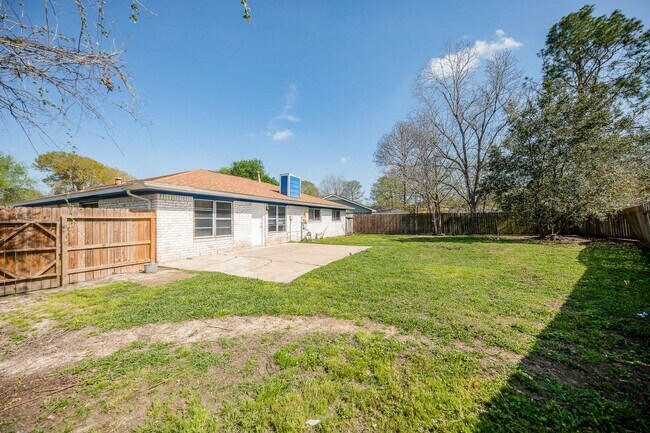 Building Photo - Coming Soon! Southwest Houston 3 bed/2 bat...