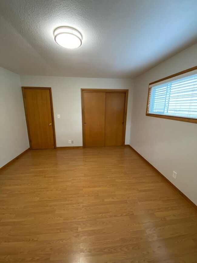 Building Photo - Stylish & Spacious 3-Bedroom Home in SE Sa...