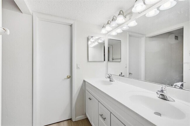 Building Photo - 41 Hembury Ln