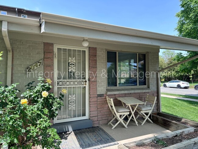 Primary Photo - 2047 Meade St