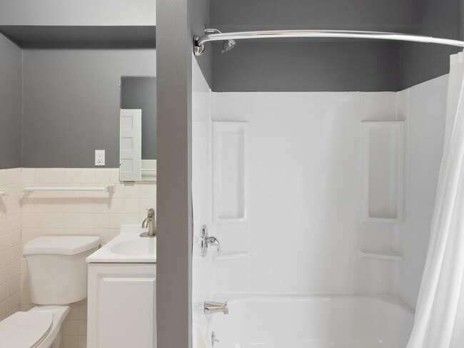 2nd Floor Full Bath - 3237 Hennepin Ave