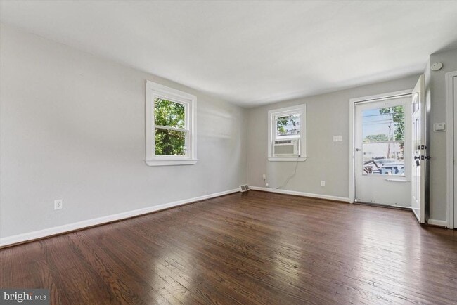 Building Photo - 2111 Delmar Dr
