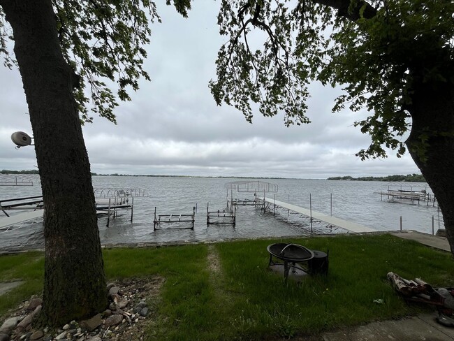 Building Photo - Fully Furnished Lake Home Available Sept. 15th, thru May 15th