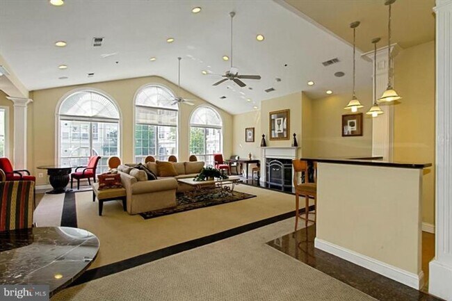 Building Photo - Gorgeous condo in a great location!
