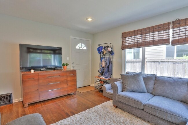 Building Photo - Beautiful 3 Bedroom home in desirable Ball...