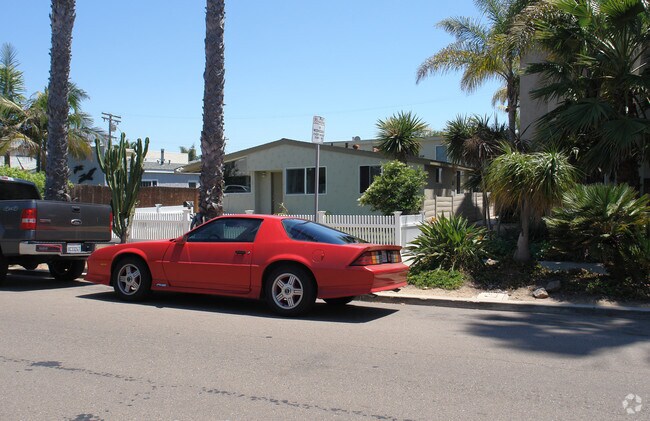 Building Photo - 1041-1047 1/2 Chalcedony St