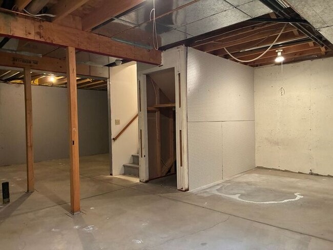 Building Photo - MOVE IN SPECIAL 2 WEEKS FREE! Lovely 3 Bed...