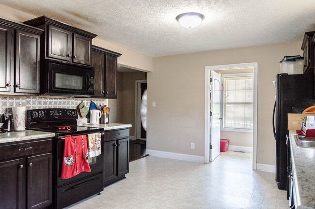 Building Photo - Pet Friendly Three Bedroom!