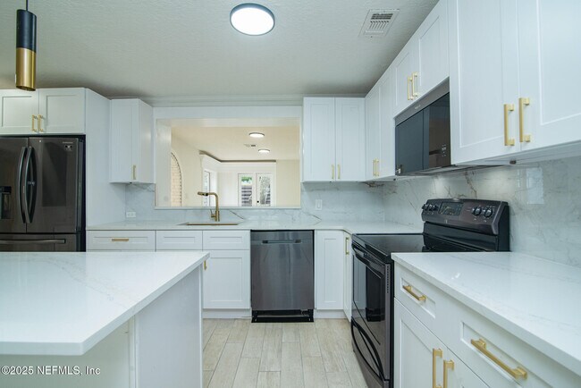 Building Photo - 111 Zoratoa Ave