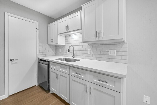 Building Photo - 7555 Katy Fwy