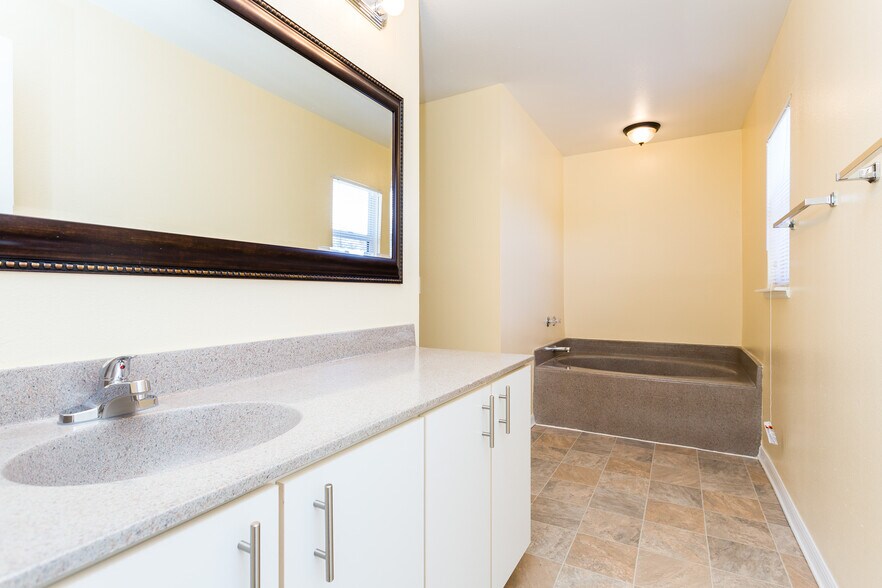 Building Photo - 616 Floridian Dr