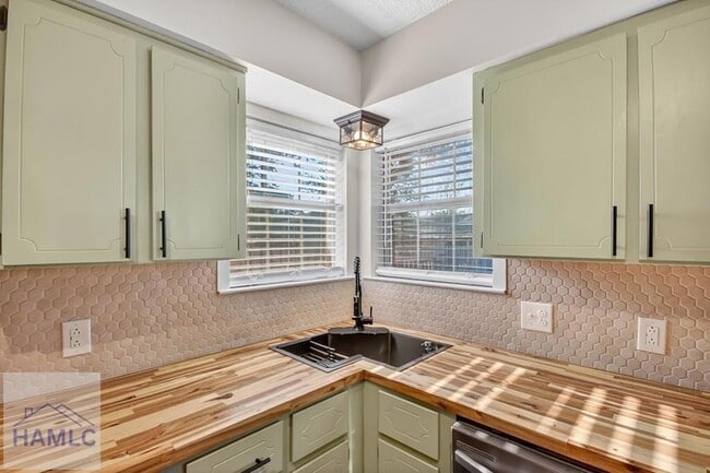 Building Photo - 606 Windhaven Dr