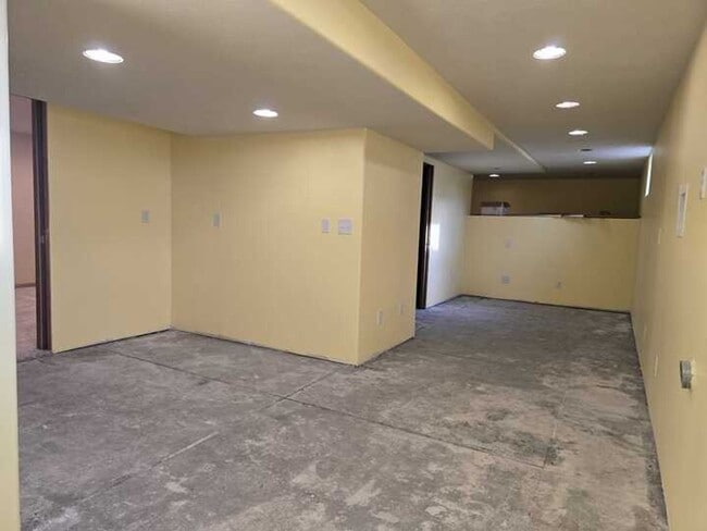 Building Photo - 312 W 9th St