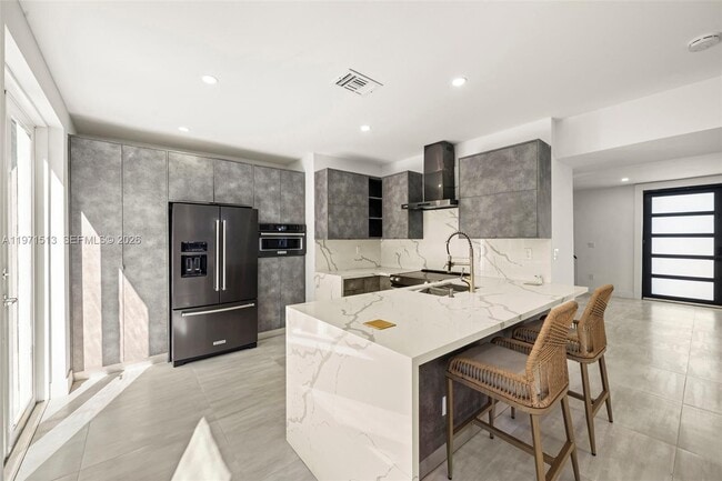 Building Photo - 3166 Royal Palm Ave