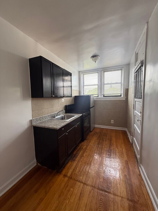 Building Photo - 6364 N Hermitage Ave