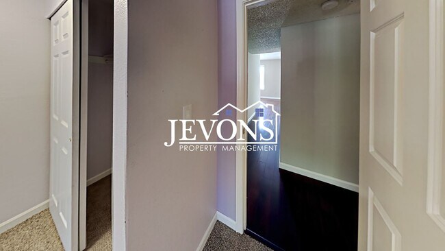 Building Photo - Charming top-floor condo with fully equipp...