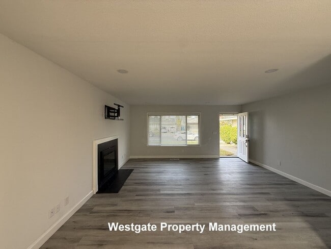 Building Photo - 574 Lorraine Ct N