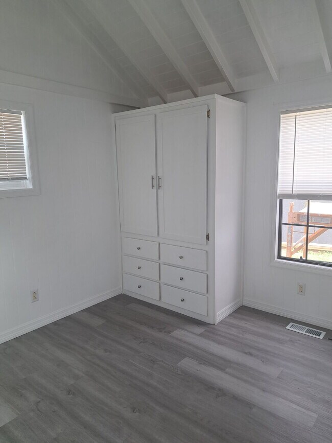 Building Photo - Nicely Redone 1/1 on Center Lake