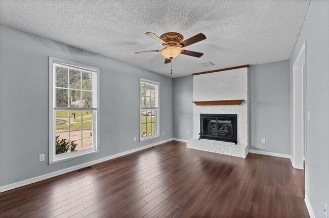 Building Photo - Welcome to your Perfect Home:  3BD, Hardwo...