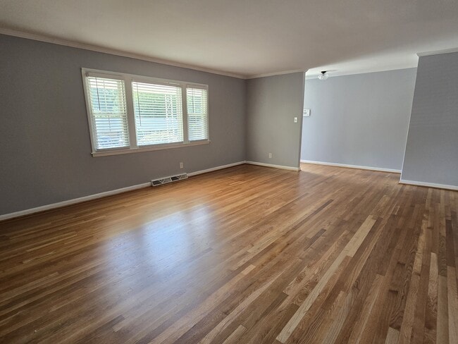 Building Photo - 2402 Chatham Dr