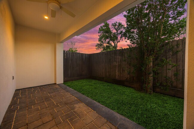 Building Photo - 7327 Shadyvilla Pointe Dr