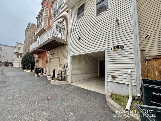 Building Photo - 1041 5th St SE