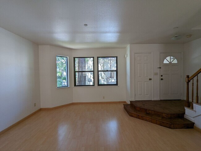 Building Photo - 970 La Mesa Terrace