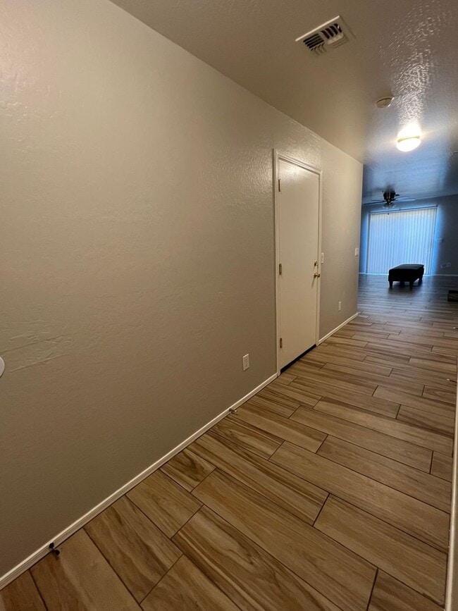Building Photo - 3 BED 2.5 Bath $1450.