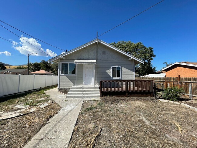 Building Photo - Spacious 4 Bed, 2 Bath Home with 2-Car Garage in Magna