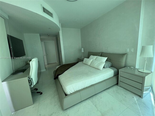Building Photo - 17121 Collins Ave