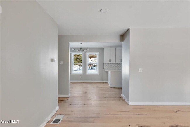 Building Photo - 257 W Circular St