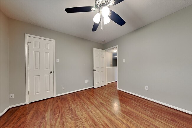 Building Photo - 10 Prairie Oak Dr