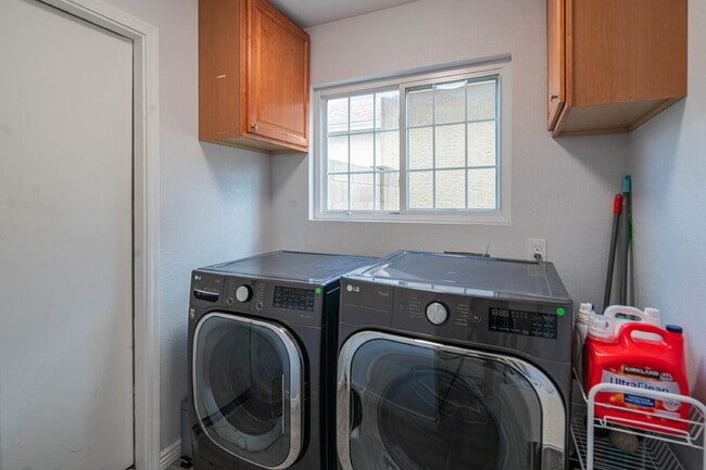 Building Photo - 10615 N 63rd Dr