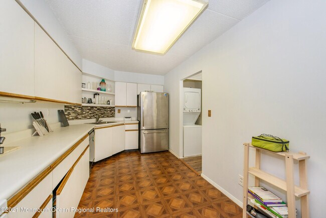 Building Photo - 1055 River Rd