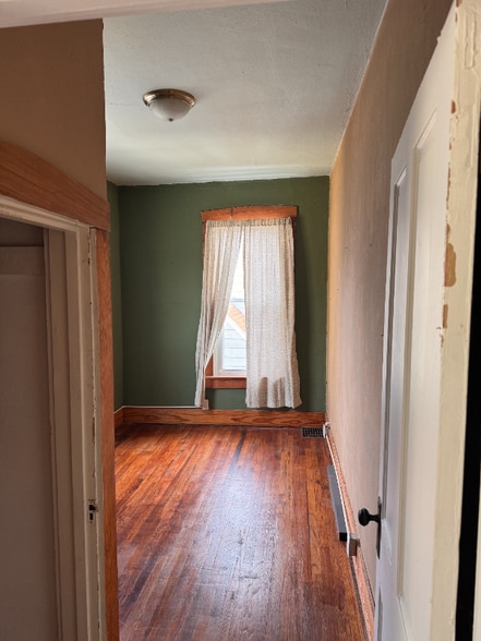 Building Photo - 107 W Hempstead Ave